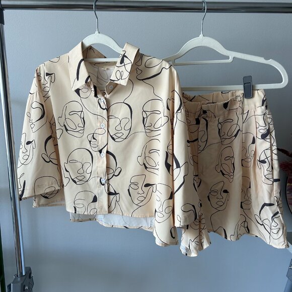 Lot of 2: Shorts And Crop Top Sets: Faces & Floral Patterns - Picture 4 of 8